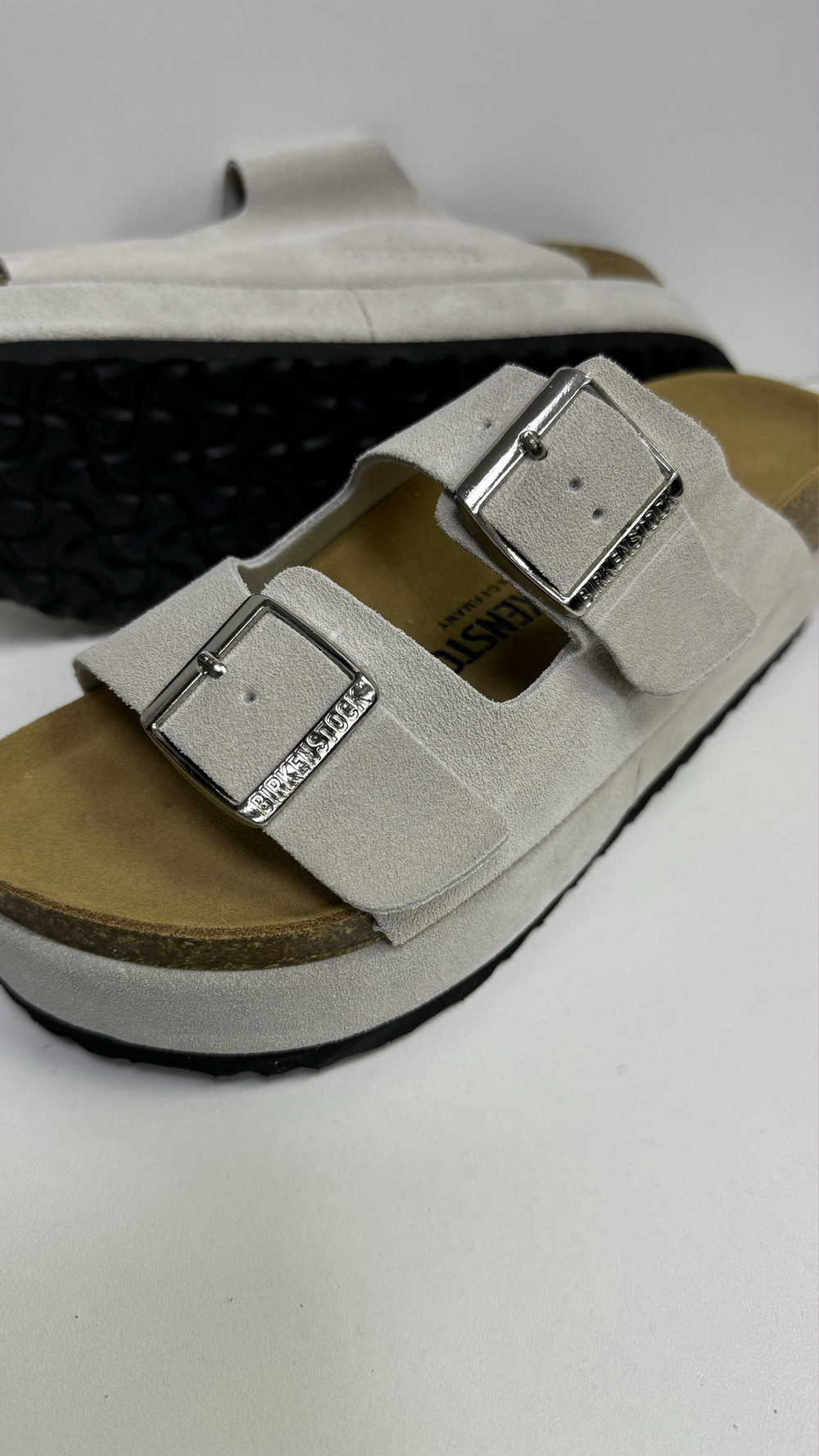 Сабо Birkenstock на утолщенной подошве светло бежевые