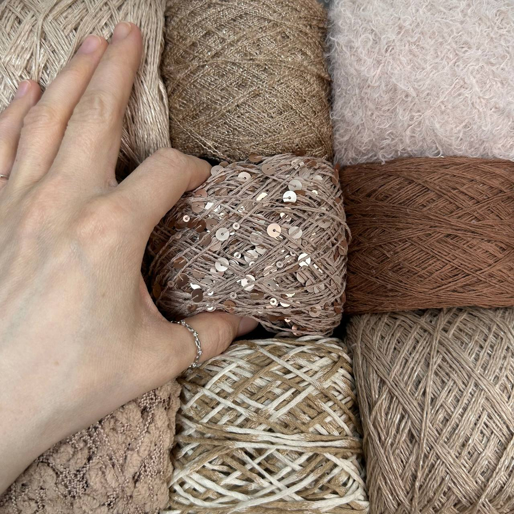 Набор летний итальянской фантазийной пряжи для джемпера "CUCINELLI "; состав: хлопок, вискоза, лен, фибра, пайетки; Общий вес: 550 гр MP