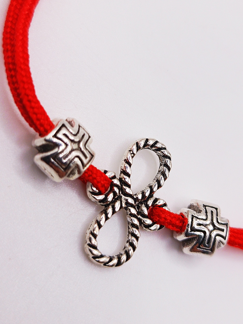 Красная нить от сглаза. Бесконечность