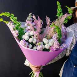 1. Ароматный сборный букет с маттиолой