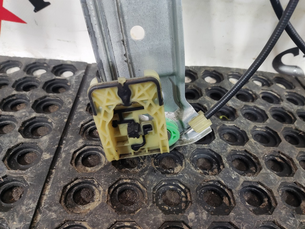 Стеклоподъемник правый в сборе