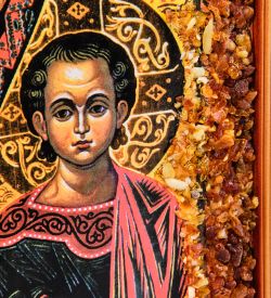 AMB-72/ 4 Икона Божией Матери «Казанская» (с янтарной крошкой) дер.краш.рамка 30х40