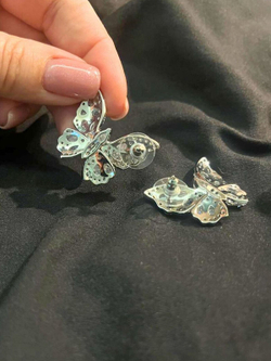 Серьги гвоздики бабочки белые