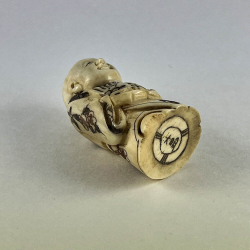 Статуэтка нэцкэ Мальчик Карако с священных карпом