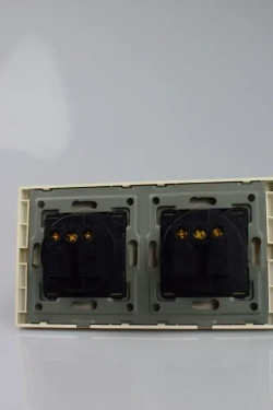 Розетка золотая с заземлением, двойная розетка с защитными шторками