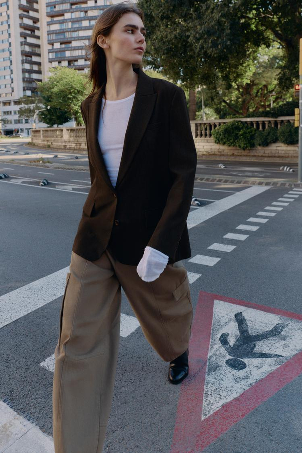 ZARA БЛЕЙЗЕР С ПОДПЛЕЧНИКАМИ, ПУГОВИЦА И РАЗРЕЗ СЗАДИ, КОРИЧНЕВЫЙ