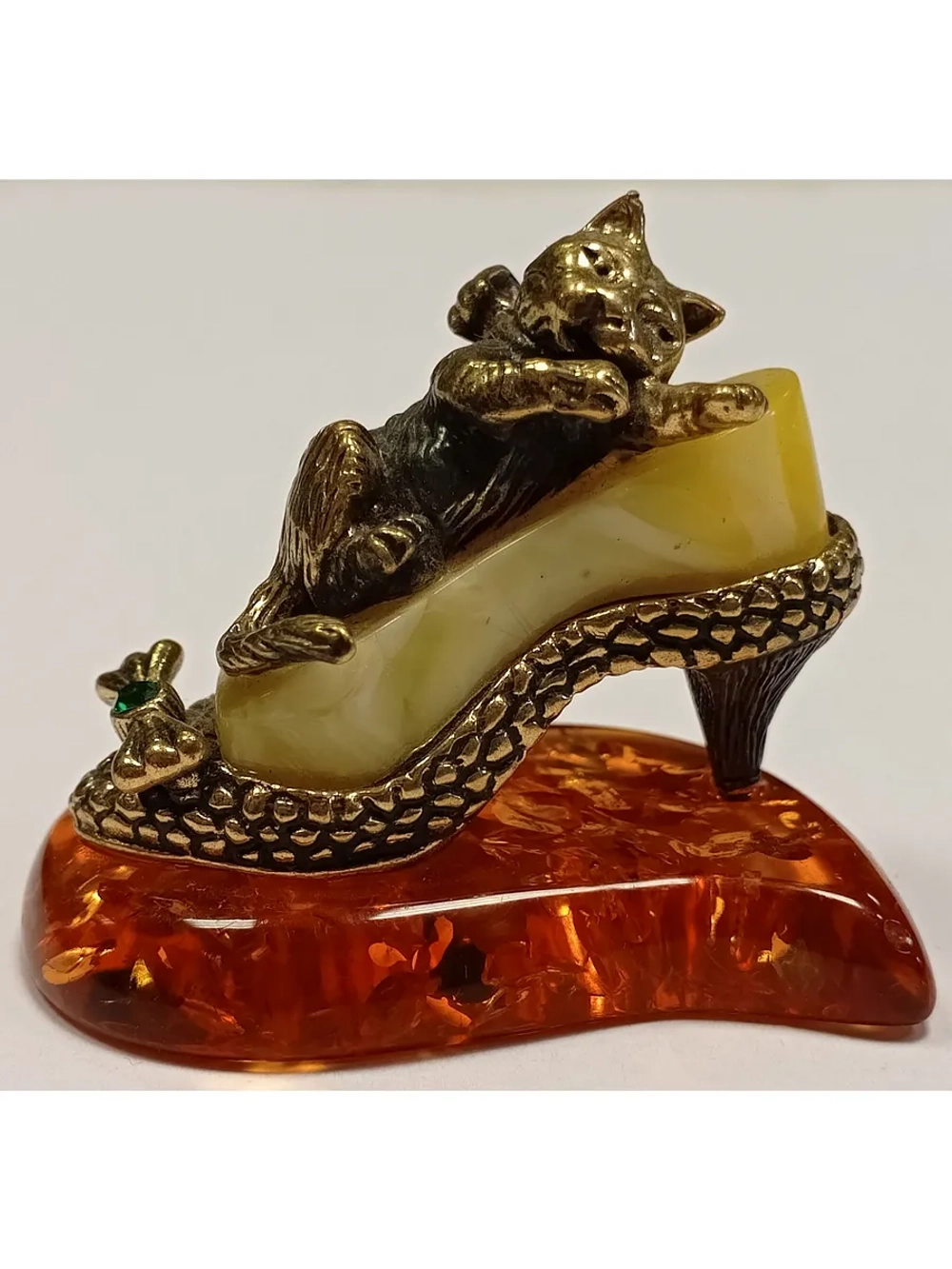 Бронзовая статуэтка на янтаре
