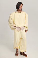 Свитшот с накладными подплечниками