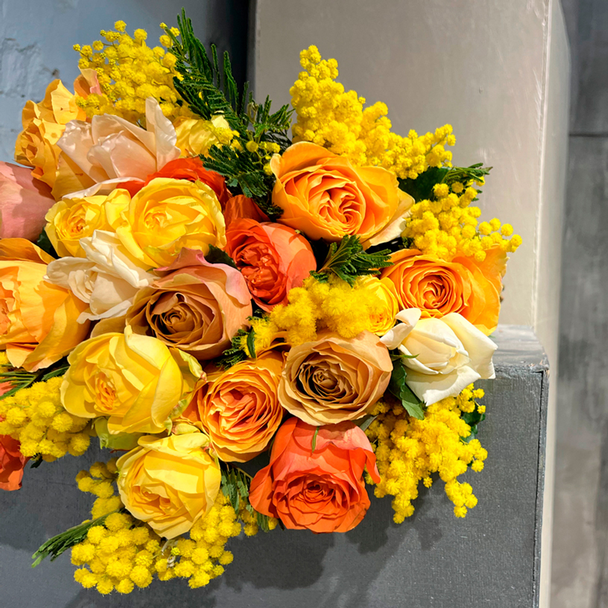 🌸☀️ Весенний водоворот — садовые и ароматные розы + душистая пушистая мимоза — 8 марта у Феи