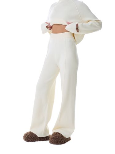 Трикотажный костюм с брюками молочного цвета