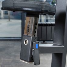 A618 Разведение рук сидя (задние дельты, спина)