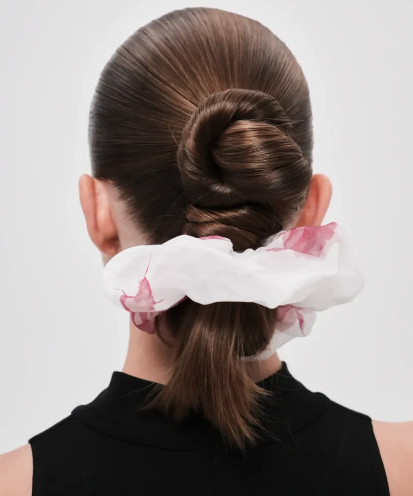 Bruna, резинка для волос из молочного шифона с крупными светло-розовыми цветами