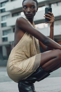 ZARA ПЛАТЬЕ ХАЛТЕР СО СТРАЗАМИ, ЗОЛОТИСТЫЙ