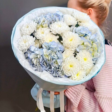 Букет с голубыми гортензиями и белыми хризантемами "Baltica"