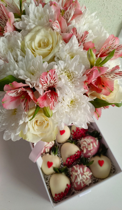 Шкатулка с цветами и клубникой в шоколаде