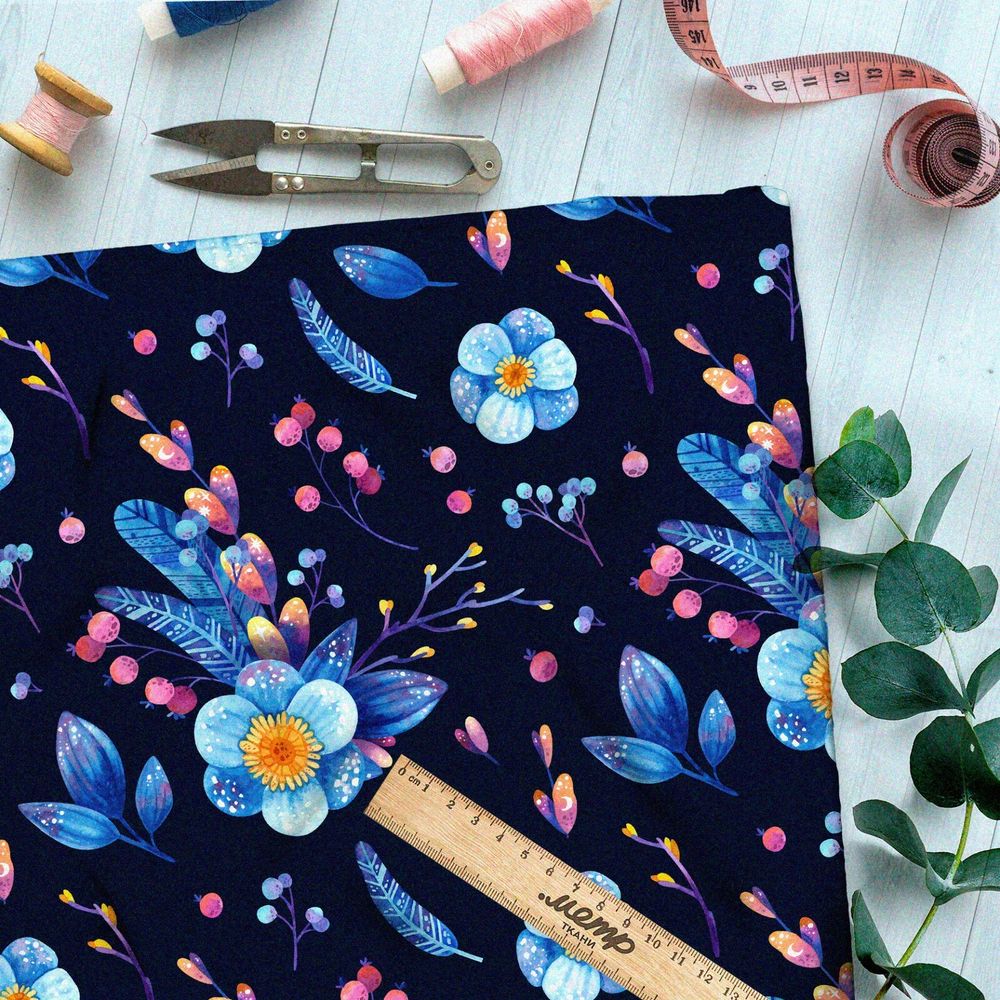 Ткань блэкаут крупные цветы и перья с брусникой на чёрном фоне