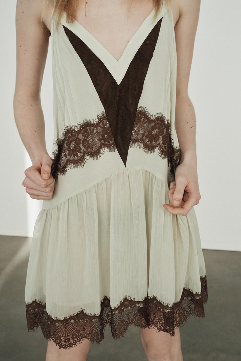 ZARA КОРОТКОЕ КОМБИНИРОВАННОЕ ПЛАТЬЕ С КРУЖЕВОМ, КОРИЧНЕВЫЙ/ЗЕЛЕНЫЙ