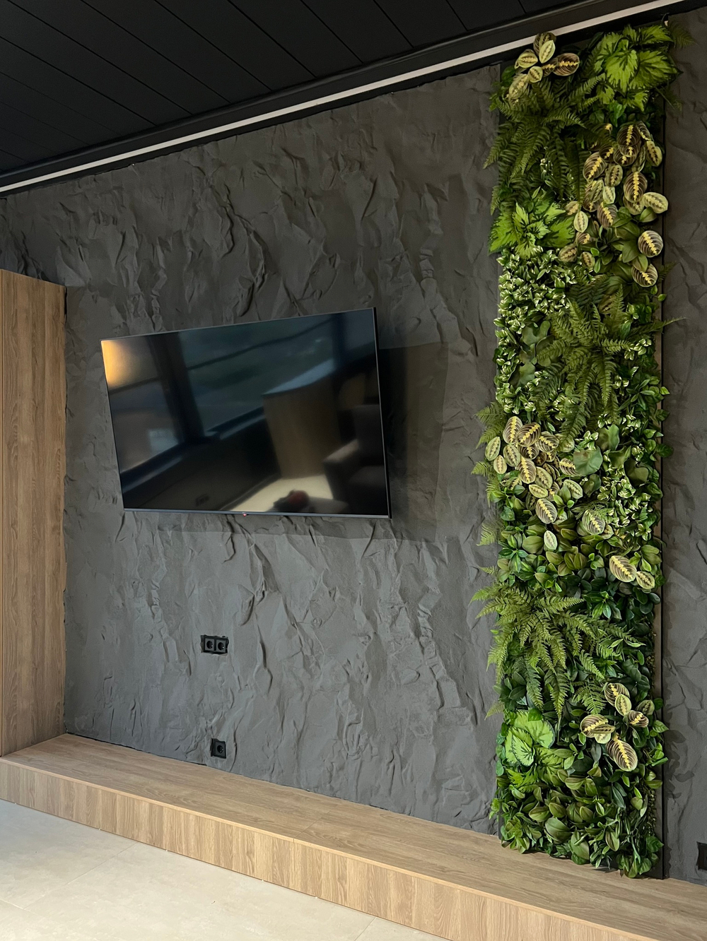 Панно из искусственных растений для офиса компании «Ava Group»