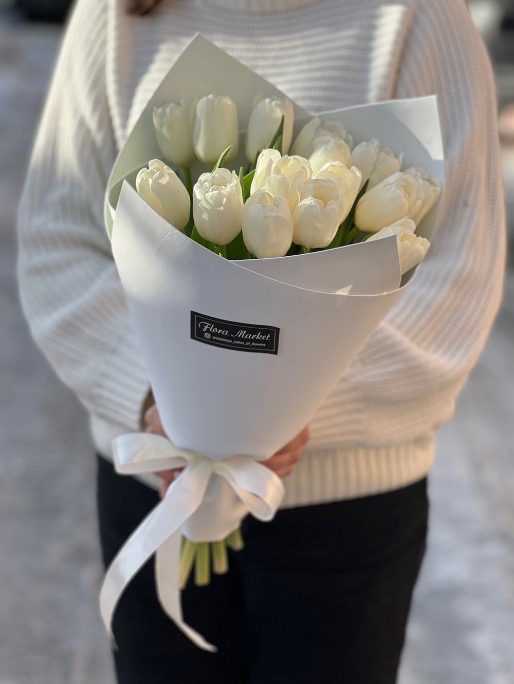 Белые тюльпаны в нежном оформлении от Флора Маркет