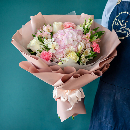 Сборный букет с розовой гортензией