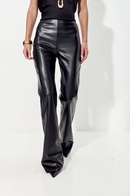 Брюки клеш из экокожи черного цвета