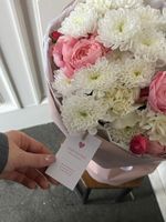 Букет из хризантемы, яркой пионовидной розы и диантусов в белом оттенке