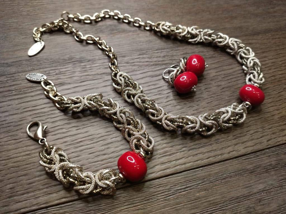 Серьги с красным плоским жемчугом на замке левербек, оттенки серебро и графит