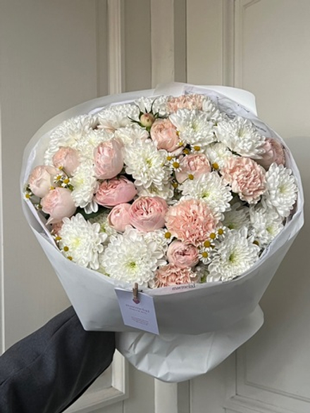 Букет из хризаентемы, кустовой пионовидной розы и ромашки