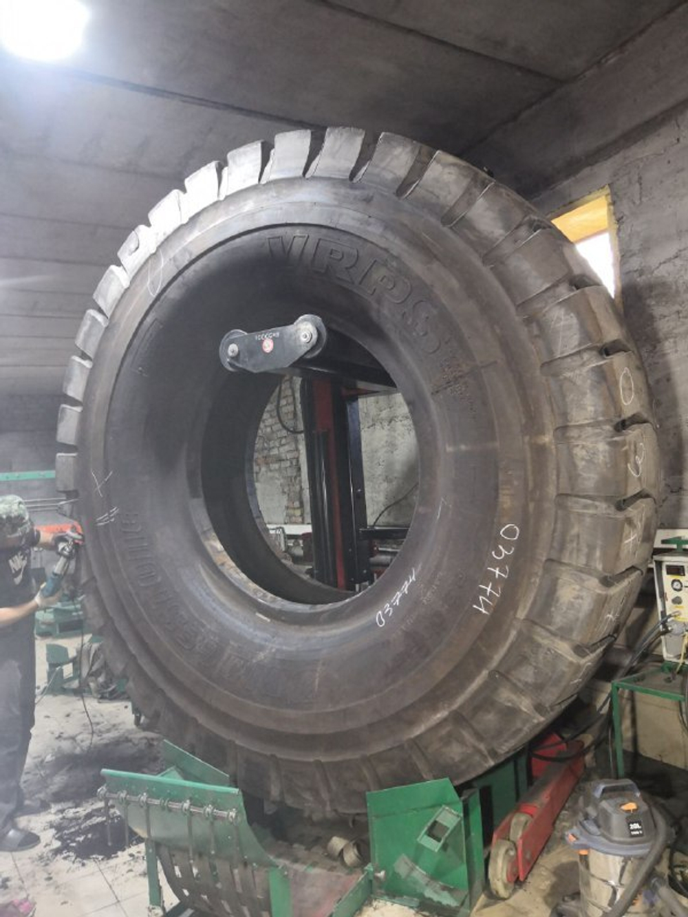 33.00R51 Bridgestone VRPS шина б/у
