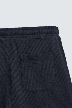 ZARA ШОРТЫ ИЗ ЖАТОЙ ТКАНИ СТРУКТУРЫ СИРСАКЕР, СИНИЙ