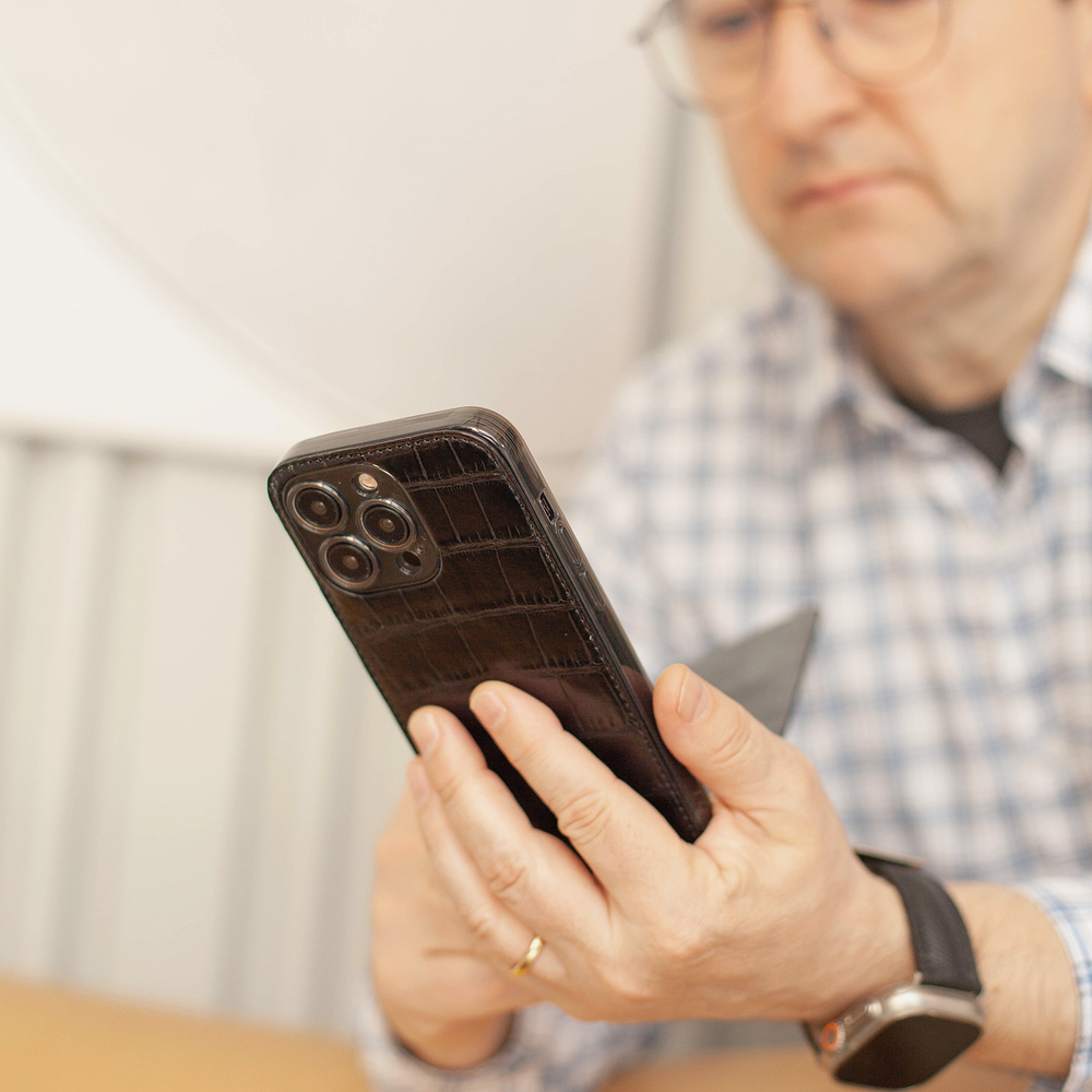 Чехол iPhone 16 Pro Max натуральная кожа аллигатора, черного цвета