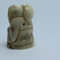 Нэцкэ Фукурокудзю с мешком риса и иероглифом "Счастье"