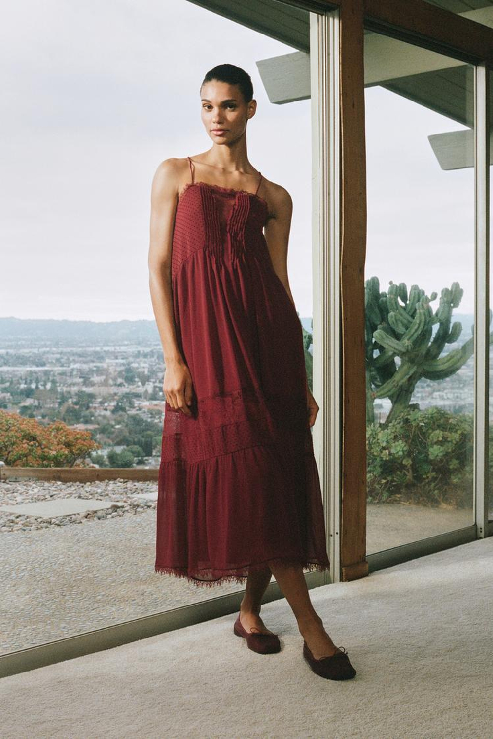 ZARA ПЛАТЬЕ МИДИ С КОНТРАСТНЫМ КРУЖЕВОМ, ЦВЕТ БУРГУНДСКОГО ВИНА