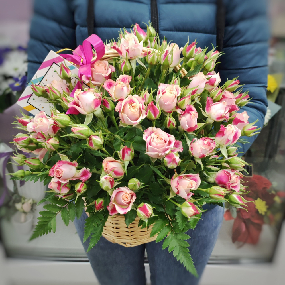 Корзина с кустовыми розами сорта "Flinders lane"