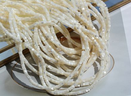 Нить бусин из перламутра 4мм (молочный)