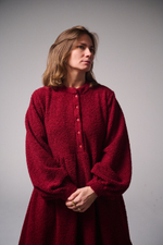 Платье оверсайз "жабо без жабо" из плюшевой ткани Тедди, бордо