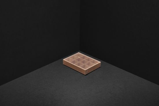 Упаковка с прозрачной крышкой для 12 шоколадных конфет