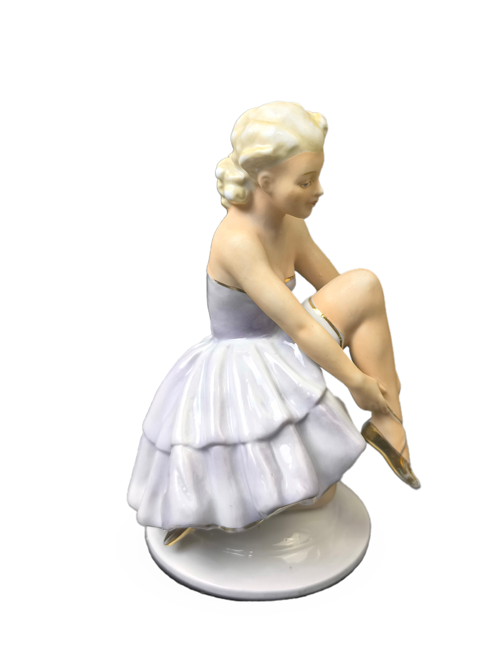 Фарфоровая статуэтка "Балерина надевающая пуанты"