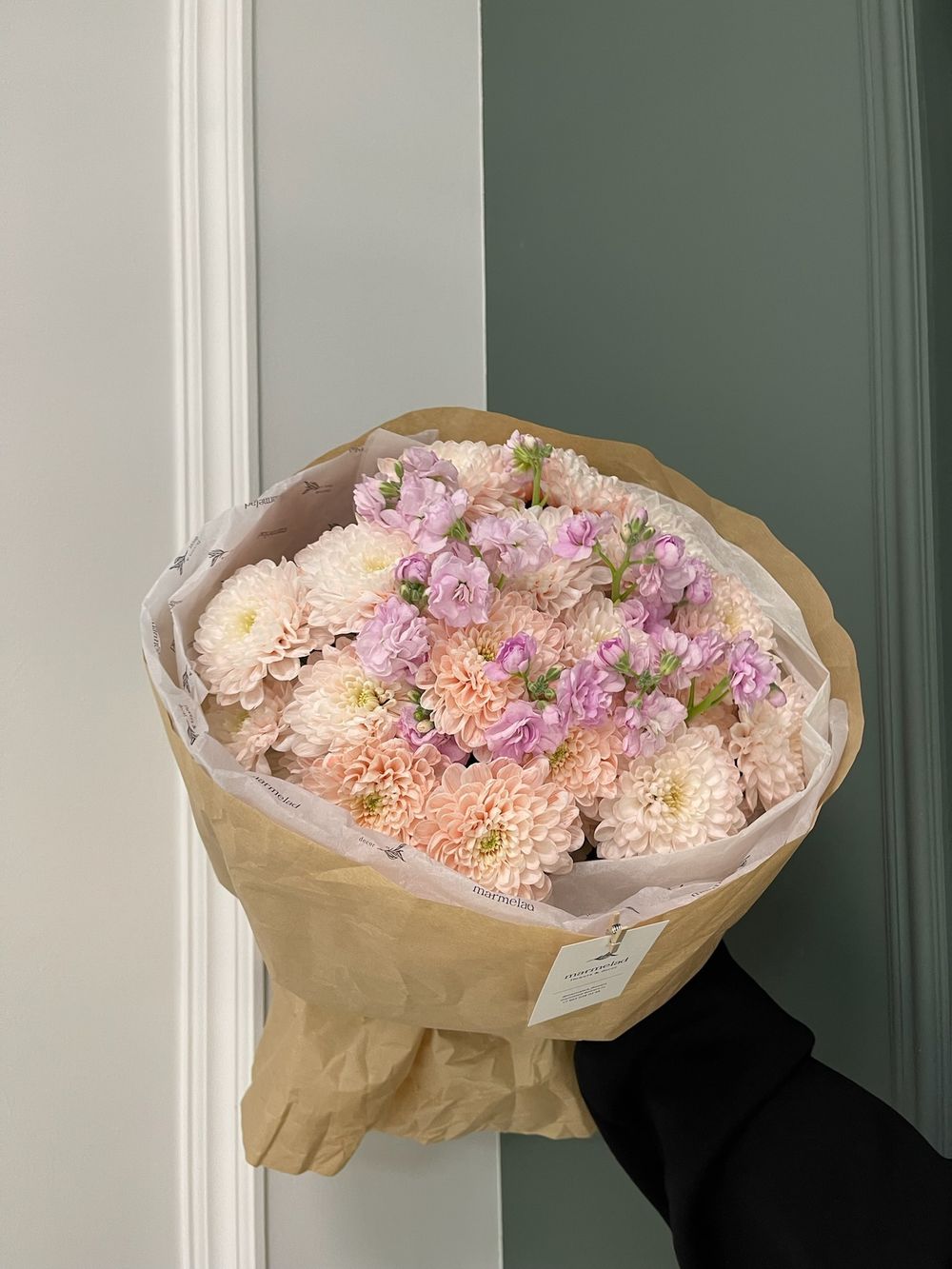 Авторский букет из хризантемы в персиковом оттенке и маттиолы