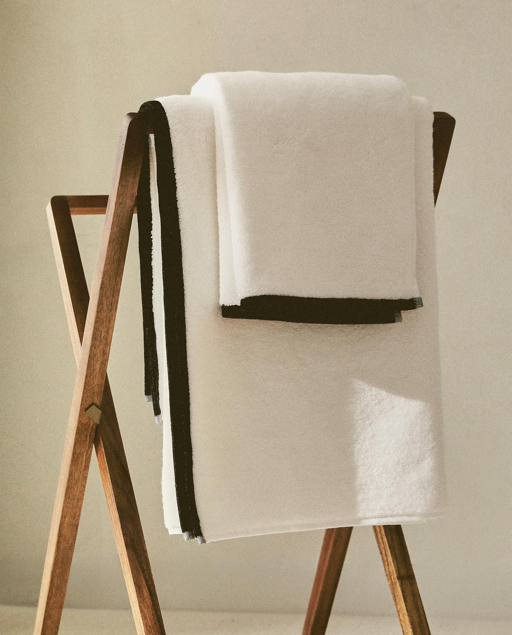 Zara Home - Банное полотенце с контрастным подолом, белый, 90х150 см