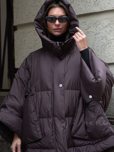 Объемный коричневый пуховик-накидка