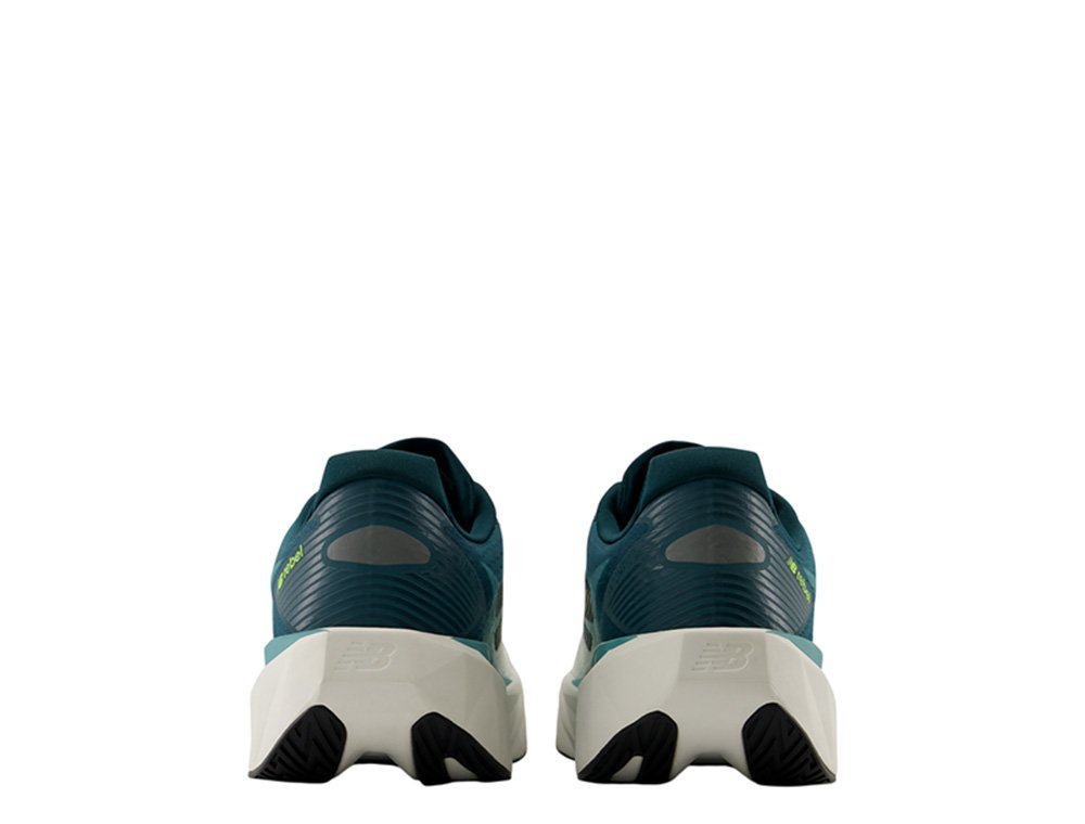Мужские беговые кроссовки New Balance FuelCell Rebel v5 M бирюзово-белые
