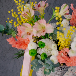 168. Весенняя корзинка из стойких цветов