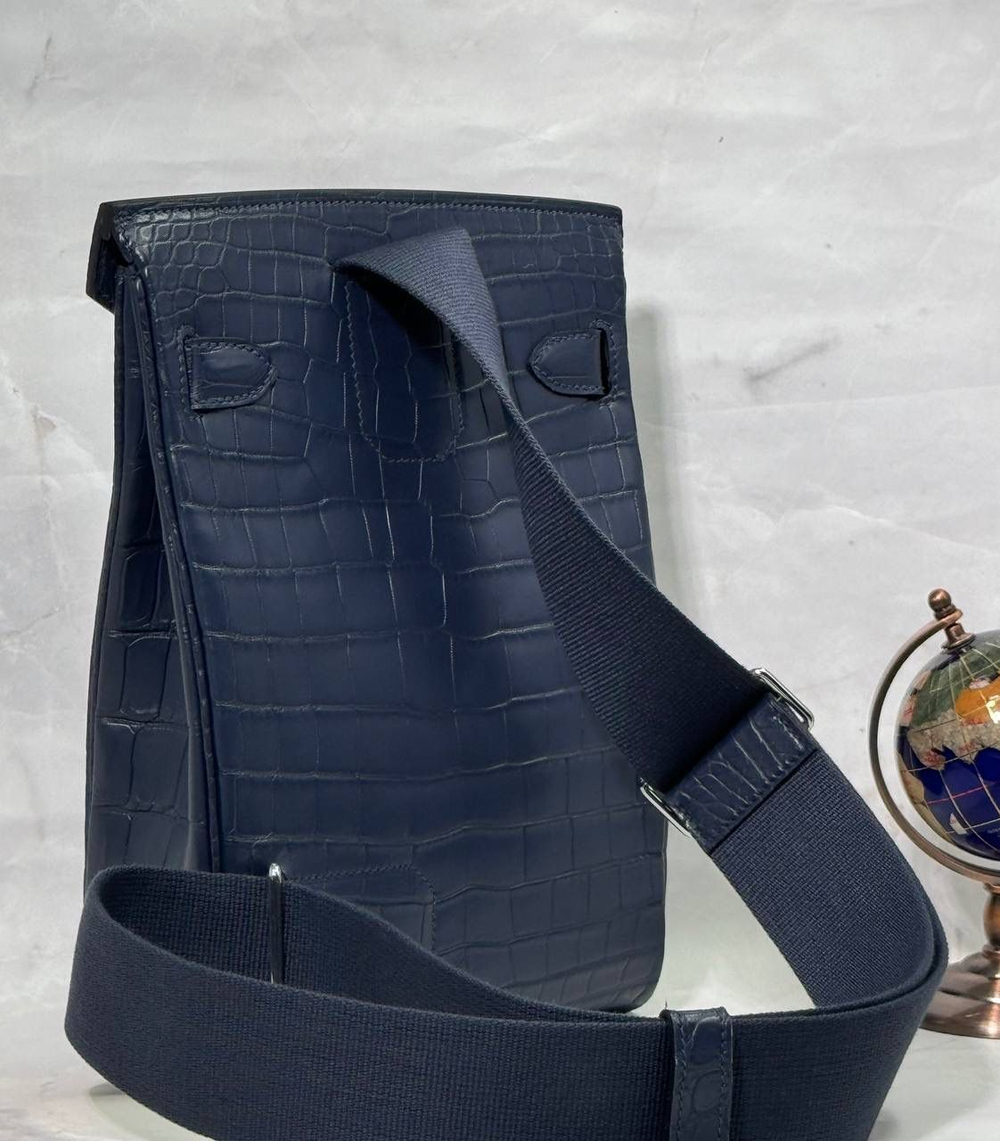 Сумка-слинг Hermes из кожи крокодила
