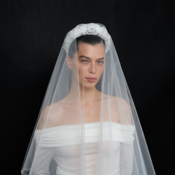 Ободок высокий с декором из жемчуга и камней