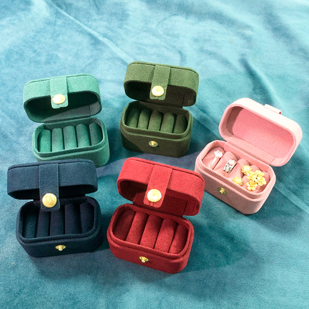 Футляр‑шкатулка мини 63x38x45 мм бордового цвета.