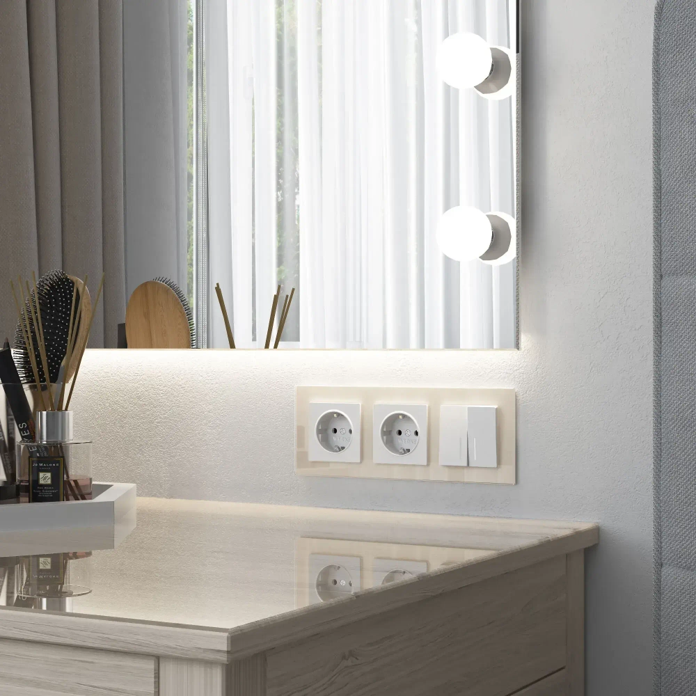 Рамка на 3 поста Favorit (молочный, стекло) W0031141