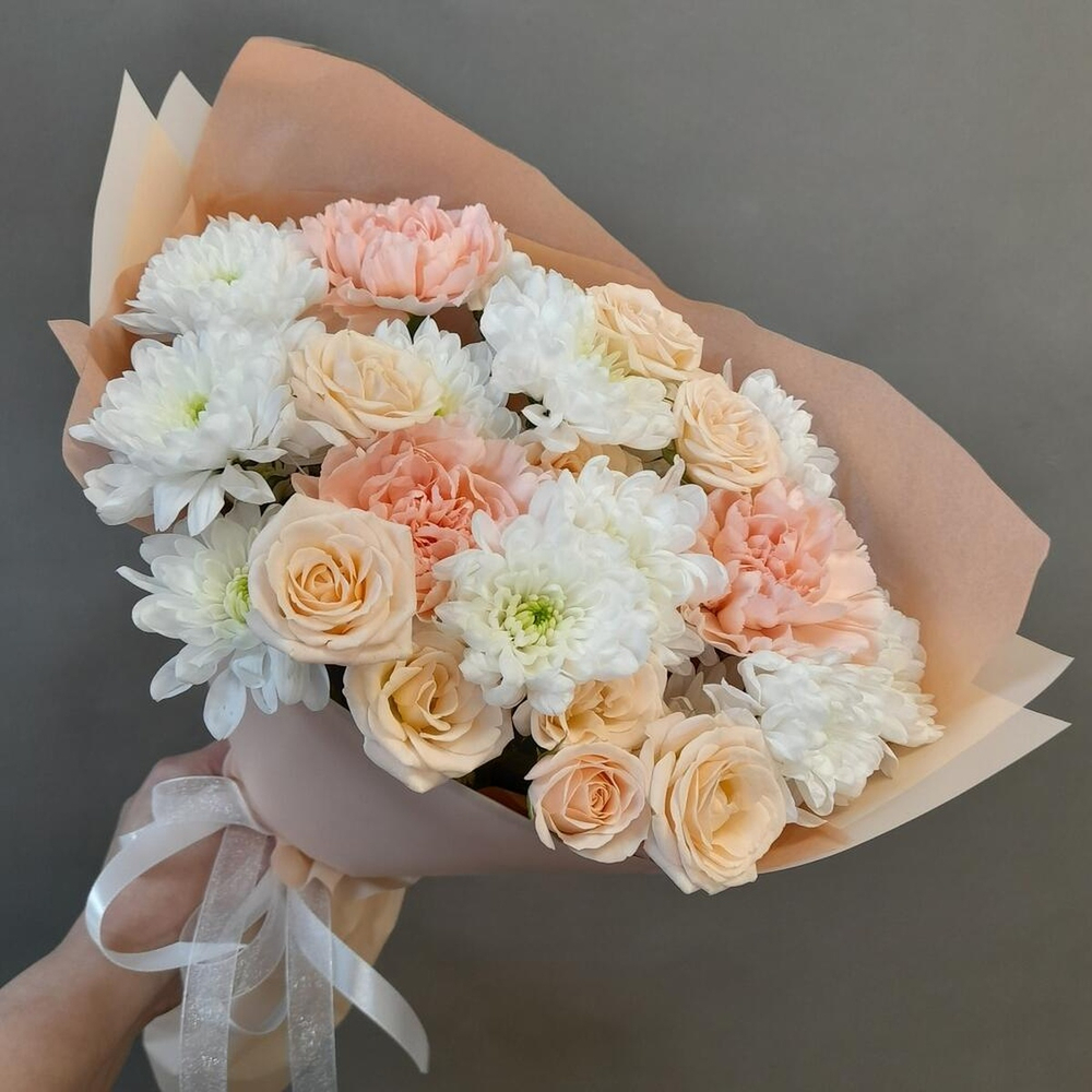 Сборный букет из роз, хризантем и диантусов