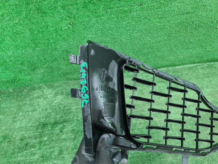 Решетка переднего бампера Maserati Levante (16-20)