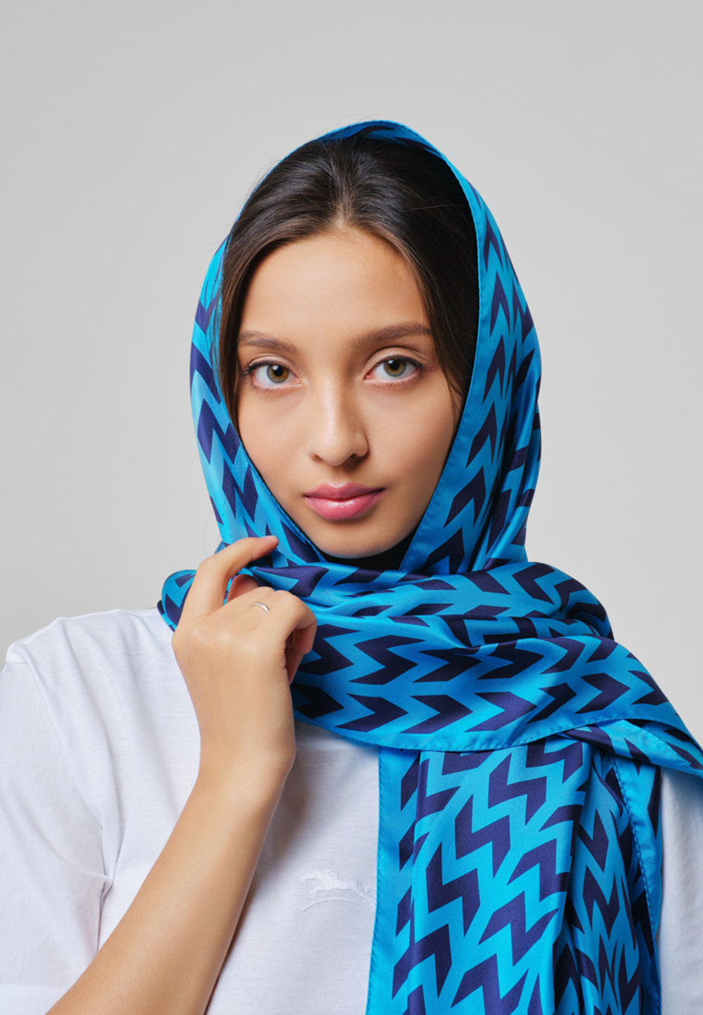 Шелковый палантин SOROKONOZHKA BLUE/DARK BLUE 68×200